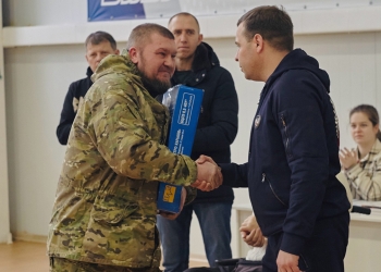 В рамках проведения соревнований Сергей Сурмач вручил бойцу СВО ценный подарок
