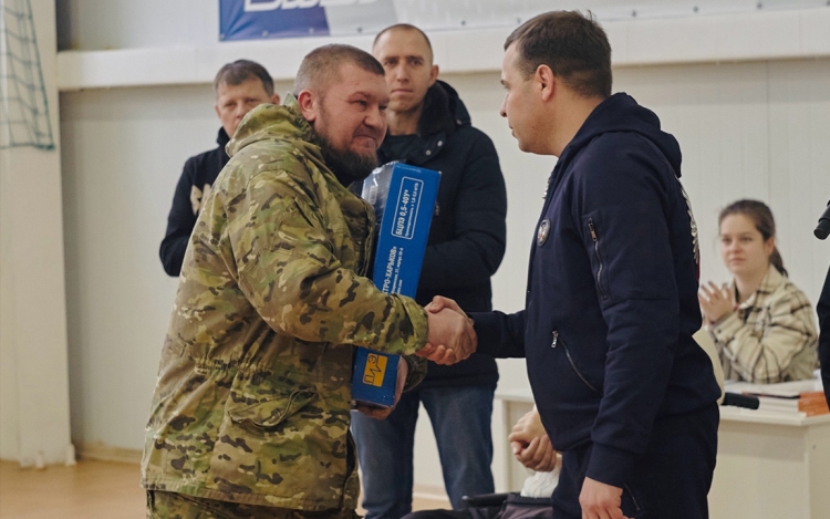 В рамках проведения соревнований Сергей Сурмач вручил бойцу СВО ценный подарок